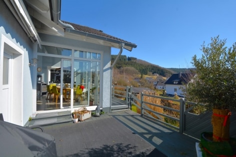 RESERVIERT Ruhig gelegenes, schnes Wohnhaus mit Wintergarten, berdachter Terrasse, Balkon, Garten, Gartenhaus, Doppelgarage, PV-Anlage und schner Aussicht