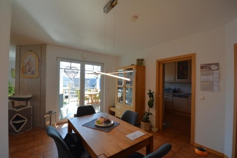 RESERVIERT Ruhig gelegenes, schnes Wohnhaus mit Wintergarten, berdachter Terrasse, Balkon, Garten, Gartenhaus, Doppelgarage, PV-Anlage und schner Aussicht