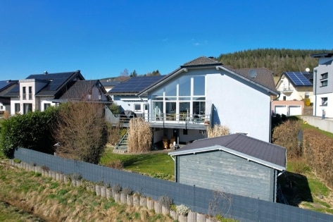 RESERVIERT Ruhig gelegenes, schnes Wohnhaus mit Wintergarten, berdachter Terrasse, Balkon, Garten, Gartenhaus, Doppelgarage, PV-Anlage und schner Aussicht