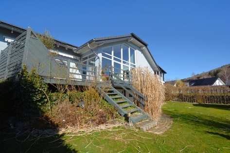 RESERVIERT Ruhig gelegenes, schnes Wohnhaus mit Wintergarten, berdachter Terrasse, Balkon, Garten, Gartenhaus, Doppelgarage, PV-Anlage und schner Aussicht