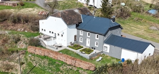 Renoviertes Bauernhaus mit Weideflche in einem malerischen Dorf in der Nhe von Prm