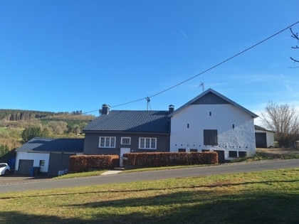 Renoviertes Bauernhaus mit Weideflche in einem malerischen Dorf in der Nhe von Prm