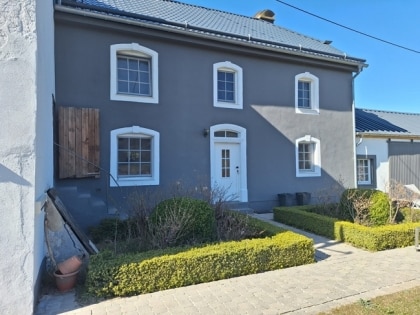 Renoviertes Bauernhaus mit Weideflche in einem malerischen Dorf in der Nhe von Prm