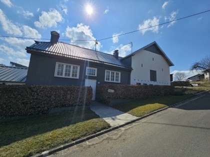 Renoviertes Bauernhaus mit Weideflche in einem malerischen Dorf in der Nhe von Prm