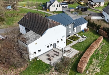 Renoviertes Bauernhaus mit Weideflche in einem malerischen Dorf in der Nhe von Prm