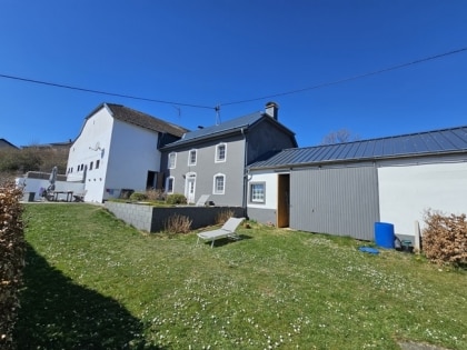 Renoviertes Bauernhaus mit Weideflche in einem malerischen Dorf in der Nhe von Prm