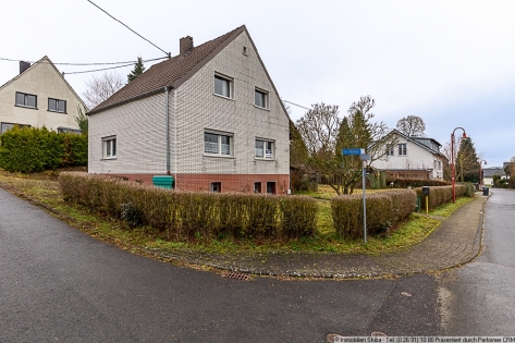 Renovierungsbed�rftiges Einfamilienhaus mit gro�em Garten in Pomster