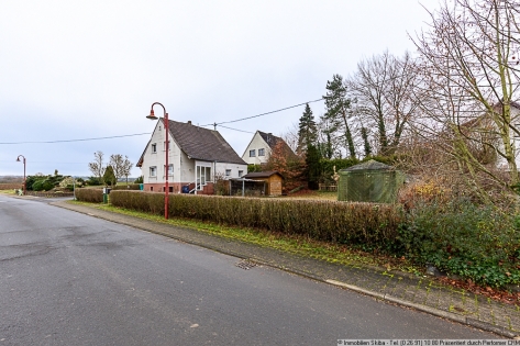 Renovierungsbed�rftiges Einfamilienhaus mit gro�em Garten in Pomster