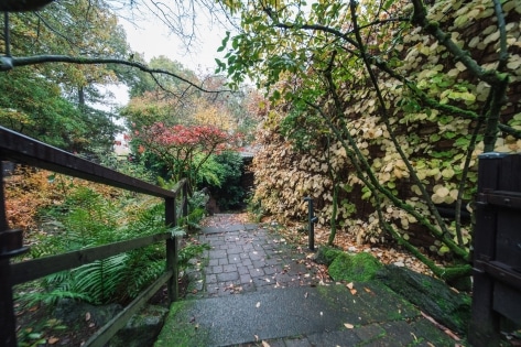 Repr�sentatives Wohnhaus mit 7 Zimmern, 4 B�dern und G�ste-WC in idyllischer Waldrandlage