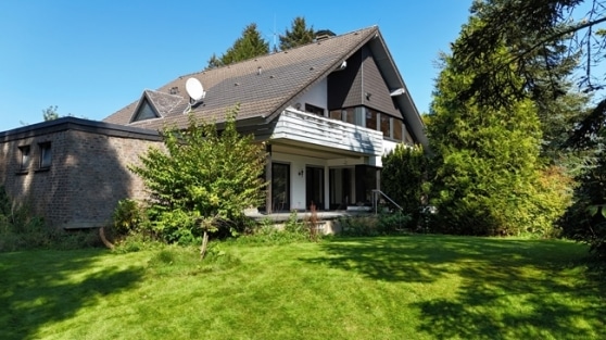 Rohdiamant im Grnen! Villa mit Einliegerwohnung auf groem Grundstck in guter Lage