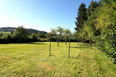 Ruhig gelegener Bungalow mit Einliegerwohnung, Balkon, Wintergarten, Terrasse und Doppelgarage auf einem groen Grundstck