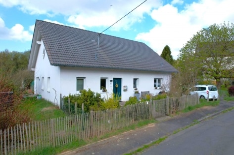 Ruhig gelegener, freistehender Bungalow (Baujahr 2011) mit Garten und Terrasse