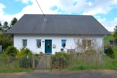 Ruhig gelegener, freistehender Bungalow (Baujahr 2011) mit Garten und Terrasse