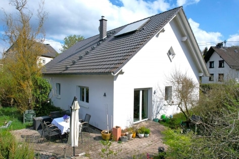 Ruhig gelegener, freistehender Bungalow (Baujahr 2011) mit Garten und Terrasse