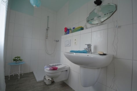 Ruhig gelegener, freistehender Bungalow (Baujahr 2011) mit Garten und Terrasse