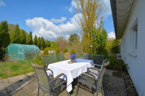 Ruhig gelegener, freistehender Bungalow (Baujahr 2011) mit Garten und Terrasse