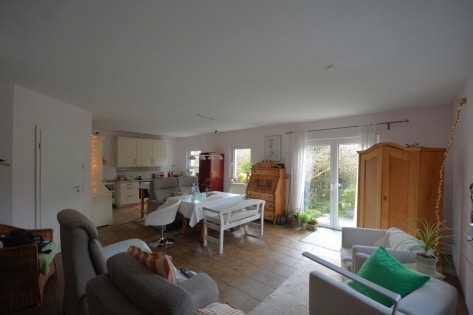 Ruhig gelegener, freistehender Bungalow (Baujahr 2011) mit Garten und Terrasse