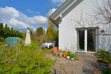 Ruhig gelegener, freistehender Bungalow (Baujahr 2011) mit Garten und Terrasse