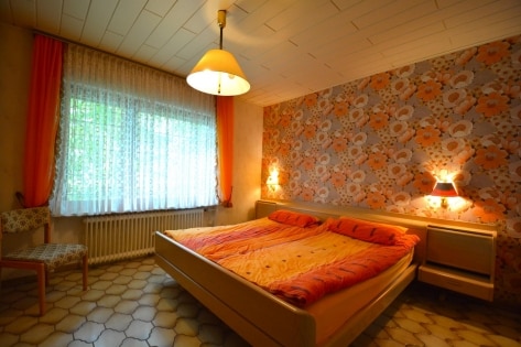 Ruhig gelegener, gerumiger Bungalow mit Garten und 2 Garagen am Ortsrand