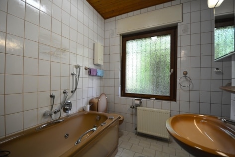 Ruhig gelegener, gerumiger Bungalow mit Garten und 2 Garagen am Ortsrand