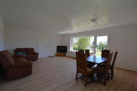 Ruhig gelegener, ger�umiger Bungalow mit Souterrain und Doppelgarage