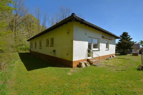 Ruhig gelegener, ger�umiger Bungalow mit Souterrain und Doppelgarage