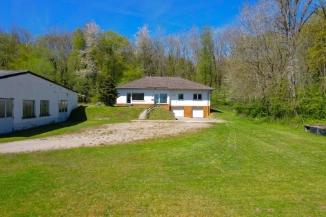 Ruhig gelegener, ger�umiger Bungalow mit Souterrain und Doppelgarage