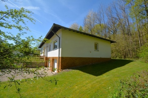 Ruhig gelegener, ger�umiger Bungalow mit Souterrain und Doppelgarage