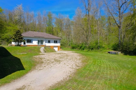 Ruhig gelegener, ger�umiger Bungalow mit Souterrain und Doppelgarage