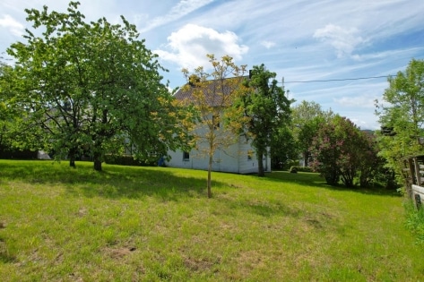Ruhig gelegenes Einfamilienhaus mit Terrasse, Garagen und Garten
