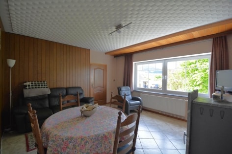 Ruhig gelegenes Einfamilienhaus mit Terrasse, Garagen und Garten