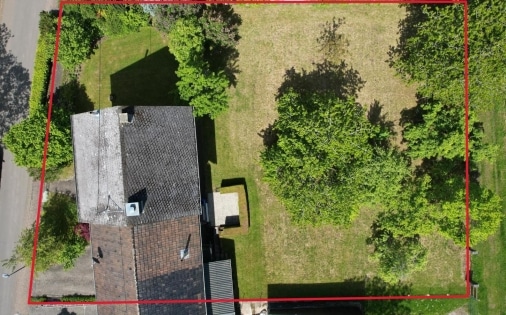 Ruhig gelegenes Einfamilienhaus mit Terrasse, Garagen und Garten