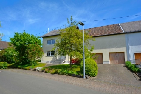 Ruhig gelegenes Einfamilienhaus mit Terrasse, Garagen und Garten