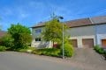 Ruhig gelegenes Einfamilienhaus mit Terrasse, Garagen und Garten