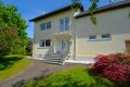Ruhig gelegenes Einfamilienhaus mit Terrasse, Garagen und Garten