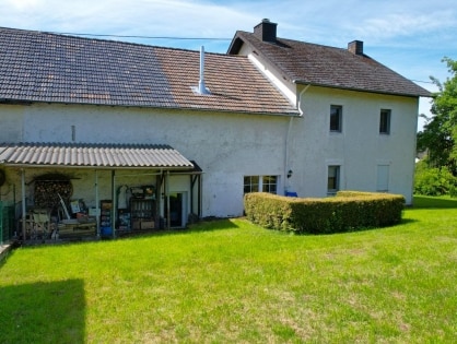 Ruhig gelegenes Einfamilienhaus mit Terrasse, Garagen und Garten
