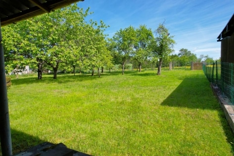 Ruhig gelegenes Einfamilienhaus mit Terrasse, Garagen und Garten