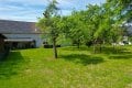 Ruhig gelegenes Einfamilienhaus mit Terrasse, Garagen und Garten