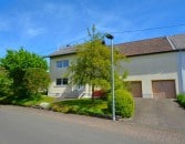 Ruhig gelegenes Einfamilienhaus mit Terrasse, Garagen und Garten