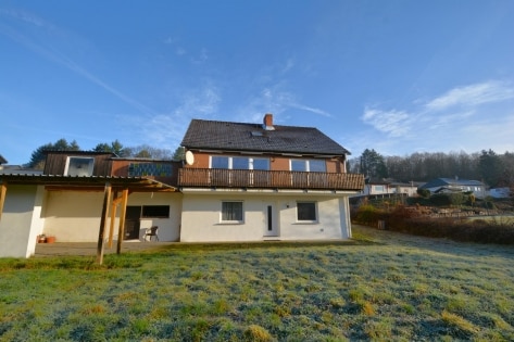 Ruhig gelegenes Wohnhaus mit Balkon, Terrasse, Garage, Carport und Aussicht