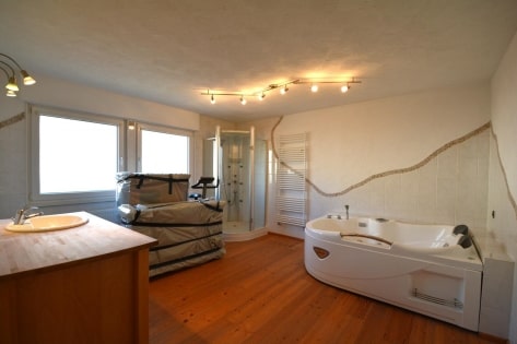 Ruhig gelegenes Wohnhaus mit Balkon, Terrasse, Garage, Carport und Aussicht