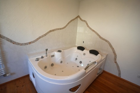 Ruhig gelegenes Wohnhaus mit Balkon, Terrasse, Garage, Carport und Aussicht