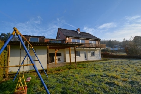 Ruhig gelegenes Wohnhaus mit Balkon, Terrasse, Garage, Carport und Aussicht