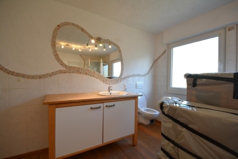 Ruhig gelegenes Wohnhaus mit Balkon, Terrasse, Garage, Carport und Aussicht