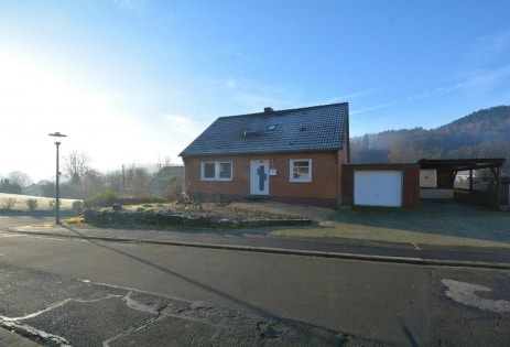 Ruhig gelegenes Wohnhaus mit Balkon, Terrasse, Garage, Carport und Aussicht