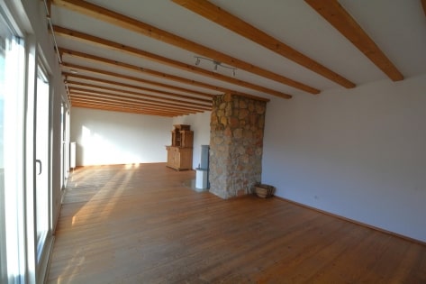 Ruhig gelegenes Wohnhaus mit Balkon, Terrasse, Garage, Carport und Aussicht