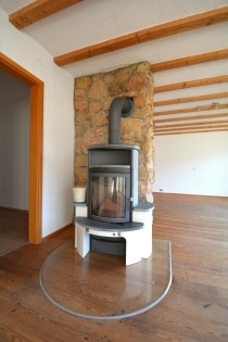 Ruhig gelegenes Wohnhaus mit Balkon, Terrasse, Garage, Carport und Aussicht