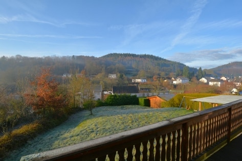 Ruhig gelegenes Wohnhaus mit Balkon, Terrasse, Garage, Carport und Aussicht