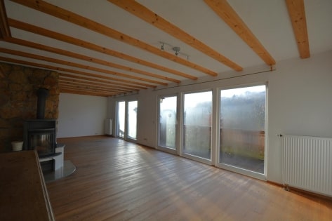 Ruhig gelegenes Wohnhaus mit Balkon, Terrasse, Garage, Carport und Aussicht