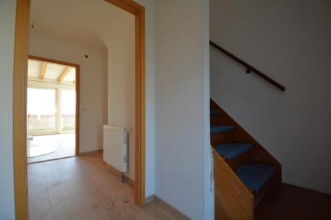 Ruhig gelegenes Wohnhaus mit Balkon, Terrasse, Garage, Carport und Aussicht